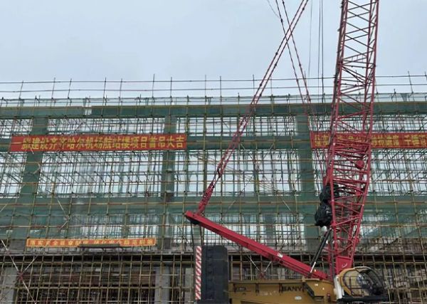 【重磅喜訊】一滕建設(shè)集團(tuán)齊齊哈爾機(jī)場(chǎng)項(xiàng)目***吊儀式圓滿成功