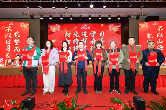 迎接新機(jī)遇 續(xù)寫新輝煌 | 一滕集團(tuán)2024年總結(jié)表彰大會暨2025年度責(zé)任狀授領(lǐng)儀式隆重舉行